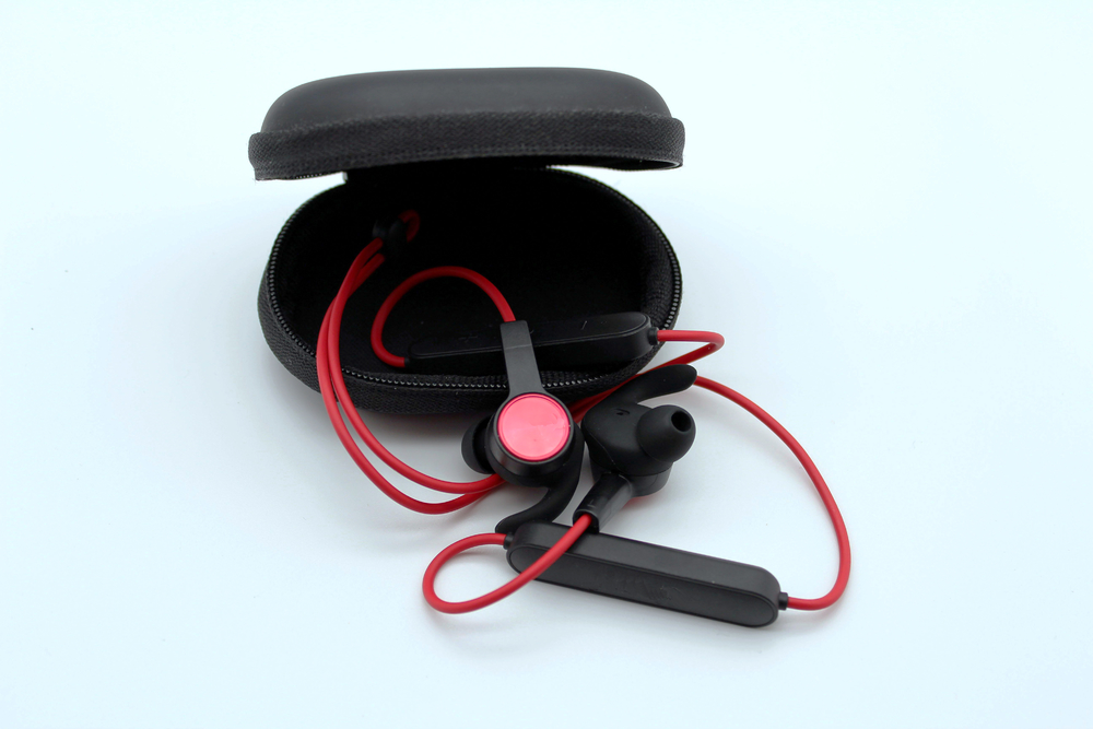 紅色藍(lán)牙耳機(jī)產(chǎn)品攝影 高清實(shí)拍圖的專業(yè)拍攝服務(wù)