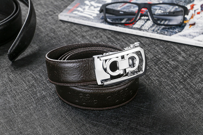 19歲的粉紅色 皮帶商業(yè)攝影中的原創(chuàng)設(shè)計(jì)展現(xiàn)